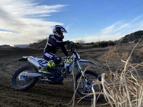 着座位置は後ろ過ぎるし、外足は踏めていないし、バイクも倒せていない。もうガタガタです。