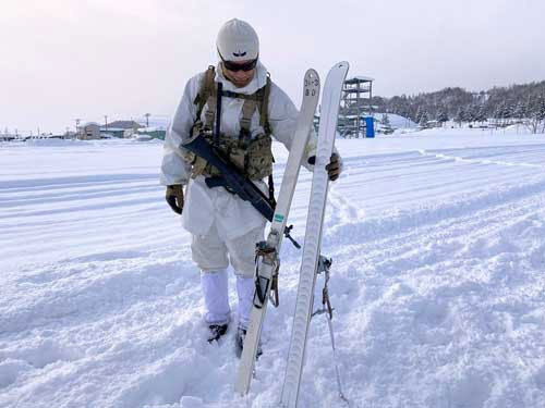 スキー板の説明をする自衛隊スキーの先生の先生の先生である升川拓也さん。アルペンもメチャ上手い。ほとんど神の領域である。