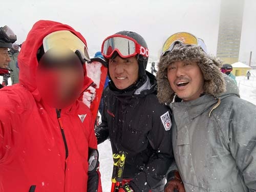 冬季産業再生機構代表理事／会長の皆川賢太郎選手と。今回はMST（港区スキーチーム）の合宿ではないので、Daineseのウェアで行きました。