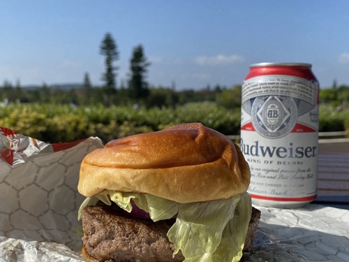 どうですこの肉厚なハンバーガー。価格はもちろんドル表示。