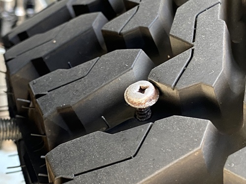 うわー。こんなデカいボルトが突き刺さっていたのか。そりゃ空気も抜けますわな。ゴツいオフロードタイヤはパンクとは無縁と思っていましたが、認識が甘かった。