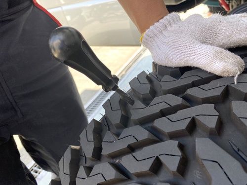 ボルトを引き抜き、パンク修理剤を入れるために穴をほじくって大きくします。