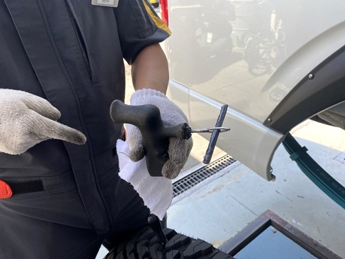 大きくした穴にゴム糊を塗った修理剤をズボッと差し込みます。いや、見事なお手並みでありました。こうした熟練者の作業を見学するのは本当に楽しい。