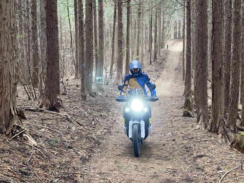大型バイクで林道を走るのは、エンデューロとはまた違った楽しさがありますね。ともかく緊張感がハンパない。また増車……?