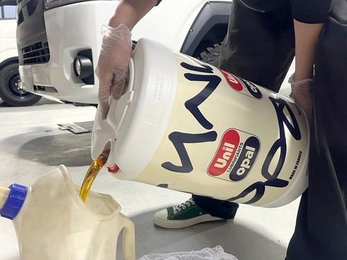 本来はクラシックディフェンダー向けに開発されたという高級オイル。お値段は張りますが、大事に乗っていきたいですからね。