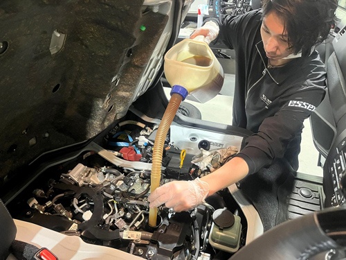 ハイエースのオイルは助手席のシートの下から入れる。本当にエンジンの真上に座っているのだなぁ……。