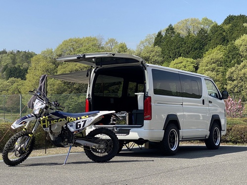 ハイエースにバイクを積んで延々800キロ。1人でこんな長距離を運転したのは初めてです。さすがにケツが痛くなりました。こりゃ本格的にシートの交換を検討しなければ。