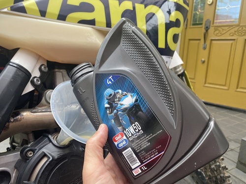 最近はスキーばかりだったからなぁ。フェル号ハスクに乗るのは本当に久しぶり。当然こちらも事前にオイル交換を済ませ、エレメントとエアフィルターも交換しておきました。FR250のオイル容量はちょうど1リットルなので、これ1本で足りてしまうのです。