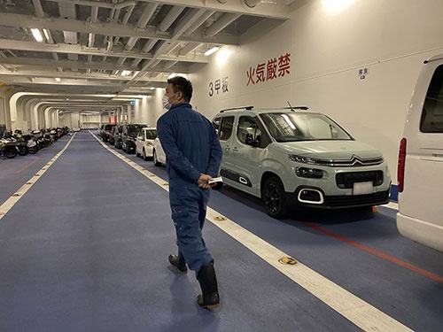 本来乗客は航行中に車両デッキには入れない。今回は特別に甲板員の方に付き添われてクルマの窓を開けに入れてもらいました。1台1台荷室の積載物を確認しているんですな。