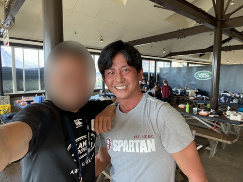 スパルタンレースの日本における開催権を持つ手代木 達くん。会場でいきなり「フェルさんですよね」と声をかけられた。「ゴメンなさい。どちらさまでしたっけ……」とヘドモド返事をすると、「3年前に一緒に食事をしたじゃないですか、手代木です」と。