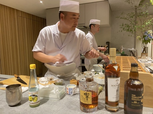 響の30年なんて初めて飲みました。顔を出したがらないMくん。おめでとうございます。ごちそうさまでした。おかげで膝が治りました。