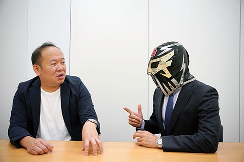 Buzz & Co Group 代表の長谷川大祐氏(左)