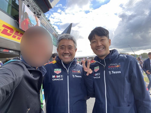ホンダを去っても山本さんと鈴木さんはF1の夢を追い続けている。シルバーストン・サーキットで久しぶりに会ったお2人と。