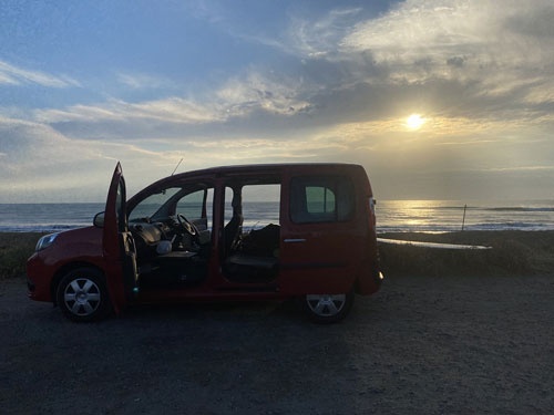 日が昇る時間がだいぶ遅くなりました。気温も下がってきましたが、海水の温度は2カ月遅れといわれ、海の中はまだまだ暖かい。ウエットスーツはシーガル(半袖長ズボン)が適温でした。