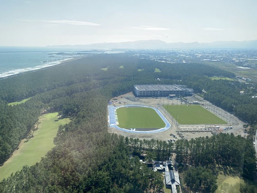 リゾート法(総合保養地域整備法)のあだ花、オーシャンドームの跡地は、いつのまにかこんな立派なグラウンドになっていました。つわものどもが夢の跡。