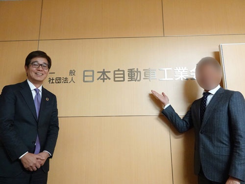 一般社団法人日本自動車工業会 特別参与 矢野義博さん（左）