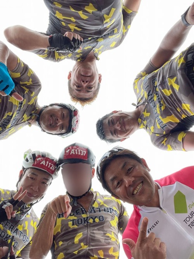 今回はTRICERATOPS THE TRIATHLON COMPANYの面々と。6時の位置から時計回りに不肖フェル、山本典正、野津幸治、堀江貴文、齊藤健一郎、宮澤崇史。
