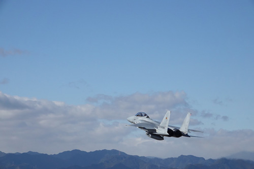 眼前で飛び立つF-15 轟音鳴り響く滑走路へ：日経ビジネス電子版