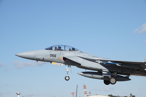 眼前で飛び立つF-15 轟音鳴り響く滑走路へ：日経ビジネス電子版