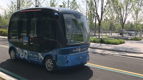百度の自動運転システム「Apollo」を搭載した小型無人バスが街中を走り回る。