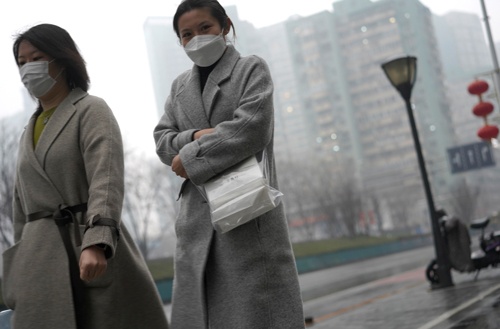 中国で猛威を振るう新型コロナウイルス。対策の効果もあり、中国では、新たな患者の発生は抑えられつつあるが、まだ終わりは見えない。(写真：ロイター/アフロ）