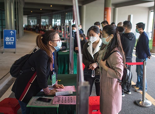 2020年4月に中国・武漢で開催された採用イベントの様子。コロナ禍の中でも職を求めて多くの人が参加し、検温など感染対策を取りながらの開催となった（新華社／アフロ）