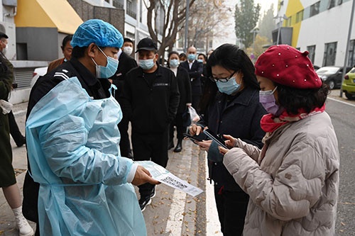北京市内。11月4日、コロナウイルスの検査を受ける前にQRコードを読み取って登録する様子（写真：AFP/アフロ）