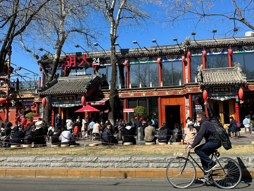 北京の人気レストランでは大行列ができている。