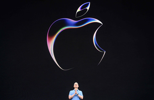 アップル経済圏はどこまで広がるか。写真はアップル年次開発者会議「WWDC 2023」に登場したティム・クックCEO（写真＝AFP/アフロ）