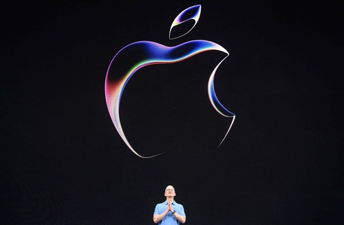 アップル経済圏はどこまで広がるか。写真はアップル年次開発者会議「WWDC 2023」に登場したティム・クックCEO(写真=AFP/アフロ)