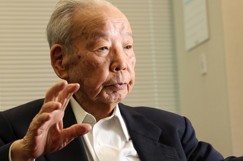 石原信雄(いしはら・のぶお)氏 1926年生まれ。52年東京大学法学部卒業、地方自治庁入庁。市町村税課長、地方債課長などを経て財政担当審議官、税務局長、官房長、財政局長を務める。84年に自治事務次官就任。87年から95年まで内閣官房副長官を務める。(写真:陶山 勉)