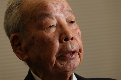 <span class="fontBold">石原信雄(いしはら・のぶお)氏</span><br> 1926年生まれ。52年東京大学法学部卒業、地方自治庁入庁。市町村税課長、地方債課長などを経て財政担当審議官、税務局長、官房長、財政局長を務める。84年に自治事務次官就任。87年から95年まで内閣官房副長官を務める。(写真:陶山 勉)