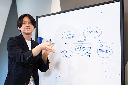 デジタル人材に共通する思考のフレームについて説明する小森氏(写真/吉成大輔)