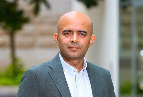 <span class="fontBold">サミール・ハシジャ(Sameer Hasija)</span><br />仏INSEAD(インシアード)テクノロジーマネジメント教授<br />2007年、米ロチェスター大学でオペレーションマネジメントの博士号(Ph.D.)を取得。2008年にインシアード助教授、2020年から教授。2021年1月からエグゼクティブ教育部門の研究科長に就任。