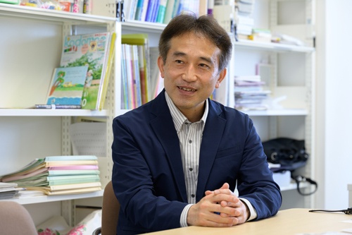 宮口幸治氏 京都大学工学部を卒業後、建設コンサルタント会社に入社。退職後、神戸大学医学部を経て児童精神科医として精神科病院や医療少年院に勤務。2016年より立命館大学産業社会学部教授。著書の『ケーキの切れない非行少年たち』は2020年間新書ベストセラーランキングで1位。『どうしても頑張れない人たち ケーキの切れない非行少年たち2』と合わせて80万部を超えるヒットとなっている(写真:宮田昌彦、以下同)