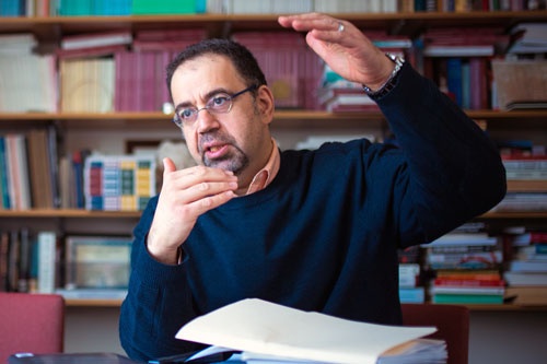 <span class="fontBold">ダロン・アセモグル(Daron Acemoglu)<br />米マサチューセッツ工科大学(MIT)教授</span><br />1967年生まれ。92年、英ロンドン・スクール・オブ・エコノミクスで経済学の博士号(Ph.D.)を取得。93年、米マサチューセッツ工科大学(MIT)経済学部助教授、97年准教授、2000年経済学部教授、19年からMIT教授(MIT Institute Professor)。専門は政治経済学、経済発展、成長理論など。2005年、40歳以下の若手経済学者の登竜門とされ、ノーベル経済学賞に最も近いとされるジョン・ベイツ・クラーク賞を受賞。著書に『国家はなぜ衰退するのか』(ジェイムズ・A・ロビンソン氏との共著、ハヤカワ・ノンフィクション文庫)、『マクロ経済学』(共著、東洋経済新報社)など。米国とトルコに国籍。(写真:Gretchen Ertl)