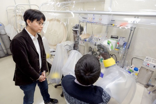 「鉄・硫黄タンパク質」研究の実験設備。この中で硫化鉱物にペプチドを吸着させる。