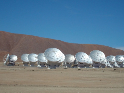 チリのアタカマ砂漠にあるアルマ望遠鏡。（画像提供：坂井南美）