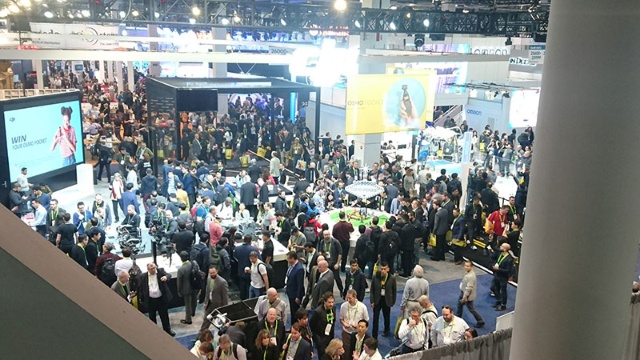 未来車のメーターは巨大液晶かゴーグルか 日経ビジネス電子版 未来車のメーターは巨大液晶かゴーグルか 日経ビジネス電子版