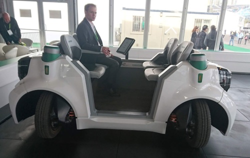 独シェフラー・グループが走行デモを実施した試作車「Schaeffler Mover」。車輪を90度曲げて、車両を真横に動かすことが可能