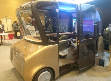 トヨタ紡織が展示したコンセプト車「MOOX」。室内には二つのシートや大画面ディスプレイが備えられている。今回のデモでVRゴーグルを装着して仮想の女子との“旅行”を楽しんだ