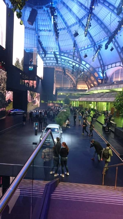 今年のフランクフルトモーターショーにおけるダイムラーの展示会場。いつもなら多くの展示車両が並ぶ会場が、今回は趣を一変させていた