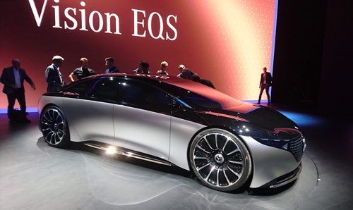 ダイムラーも今回のフランクフルトモーターショーで大々的に電動化をアピールしたメーカーの1つ。高級車のEVコンセプト車である「VISION EQS」を公開した。