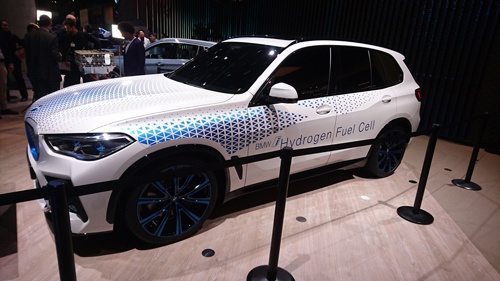 BMWが出展した燃料電池車のコンセプト車「 i Hydrogen NEXT」。SUVのX5をベースとした車両で、2022年に少量生産が始まる見込み。