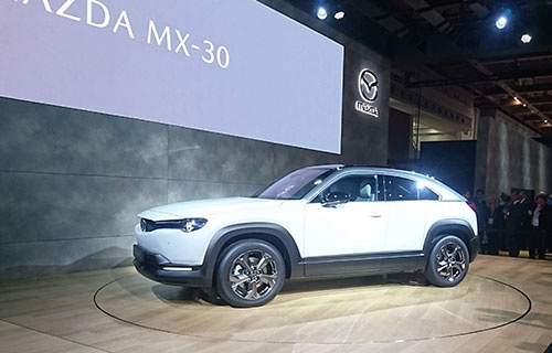 マツダ初の量産EV「MX-30」。SUVでありながらクーペのようなデザインや、観音開きのドアが特徴