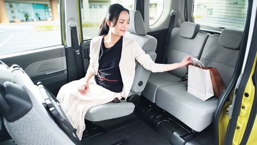 センターピラーのない大きな開口部とスライド幅を拡大した運転席を採用したことで、後席のものを取ったり、助手席側から出入りしたりすることが容易にできる(写真:ダイハツ工業)