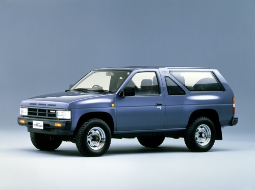 日産自動車の初代「テラノ」。ピックアップトラックのフレームの上に、ワゴンタイプのボディーをかぶせたもの。SUVのはしりの1台となった(写真:日産自動車)