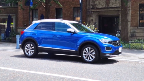フォルクスワーゲンの新型SUV「T-Roc」。外装と内装をブルーでカラーコーディネートした「TDI Style Design Package」（写真：筆者撮影）