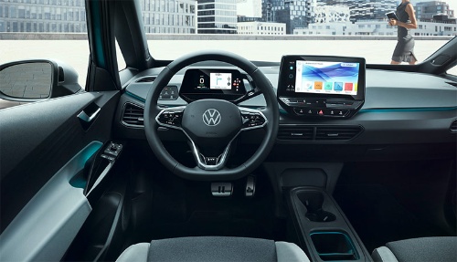 Honda e(上)とフォルクスワーゲン「ID.3」(下)のインストルメントパネル。ID.3のインパネはソフトパッドの面積が限られ、ディスプレイの面積も小さく、コストを意識した設計になっている(写真:ホンダ、フォルクスワーゲン)
