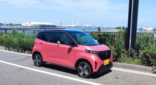 日産自動車の新型軽自動車EV「サクラ」。日産の本社がある横浜市のみなとみらい地区周辺で試乗した